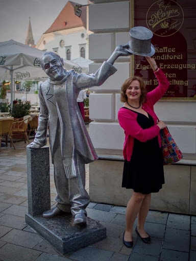 Katarína Králiková a socha Schöne Náci